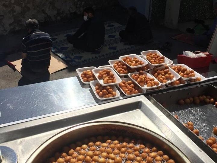 Cami önünde tabaklara alınmış hayır lokması