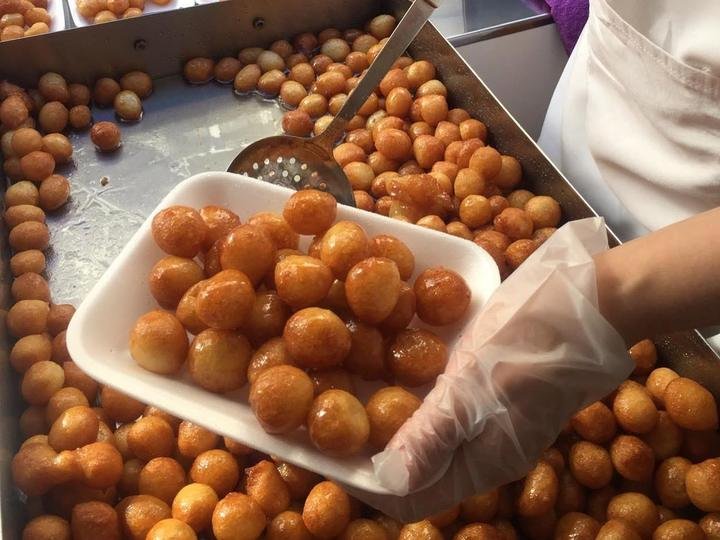 Tabağa alınan şerbetli saray lokma